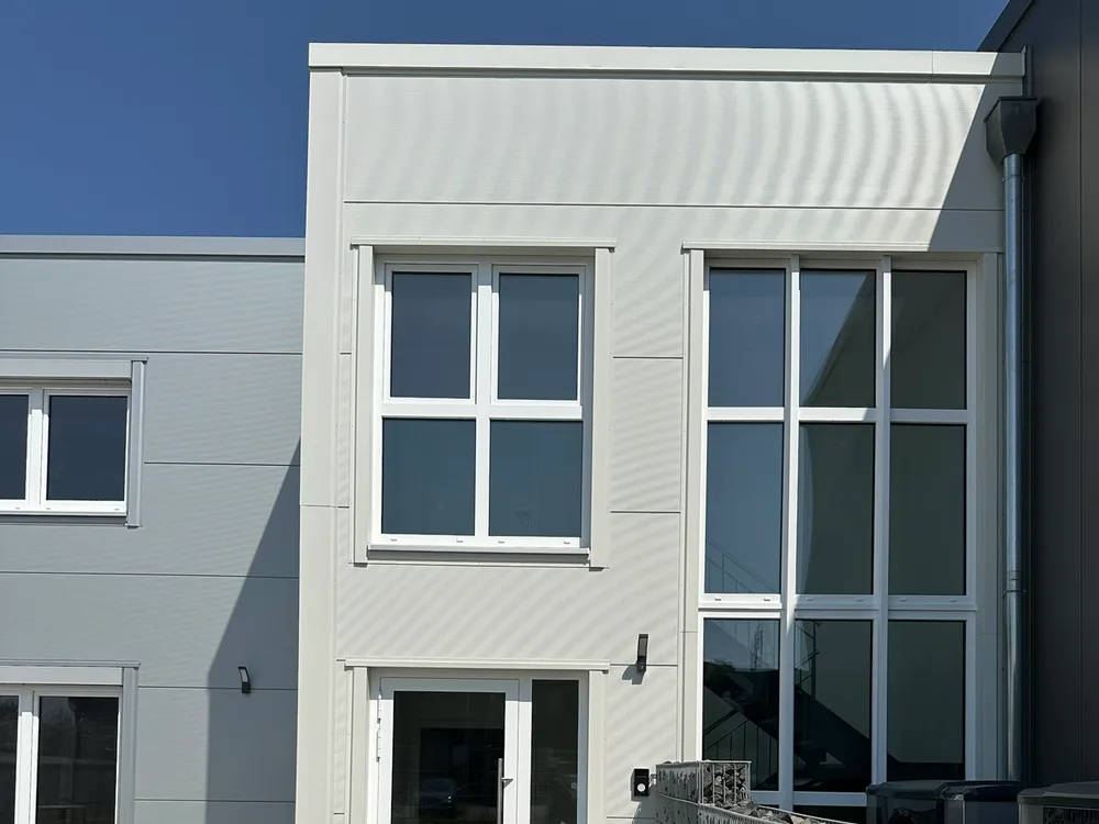 Außenansicht des Gewerbeneubaus mit Eingang, Crailsheim