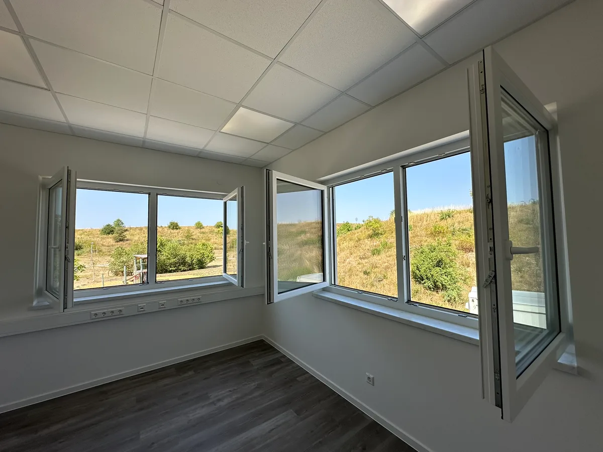 Helles Eckbüro mit zwei Fensterfronten und Blick ins Grüne, Crailsheim